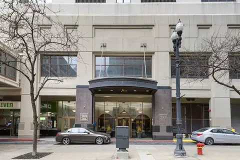 200 N Dearborn St #2105, Chicago, IL 60601