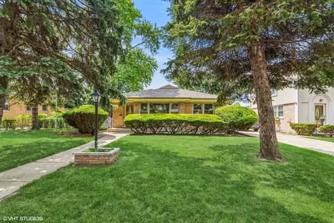 4547 Howard St, Skokie, IL 60076