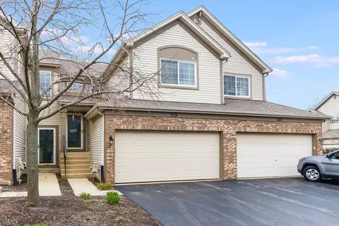 928 Parkhill Cir, Aurora, IL 60502