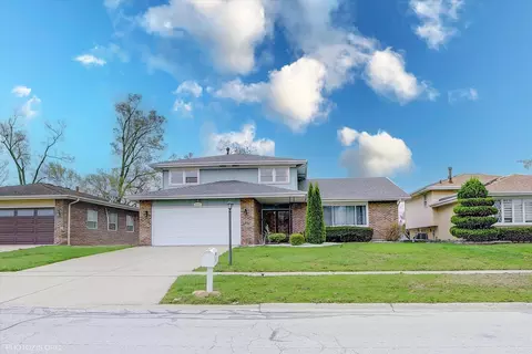 8025 Valley Dr, Palos Hills, IL 60465