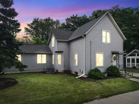 129 S Prairie St, Batavia, IL 60510