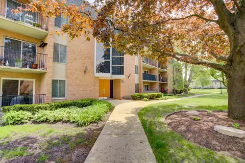 1052 N Mill St #304, Naperville, IL 60563
