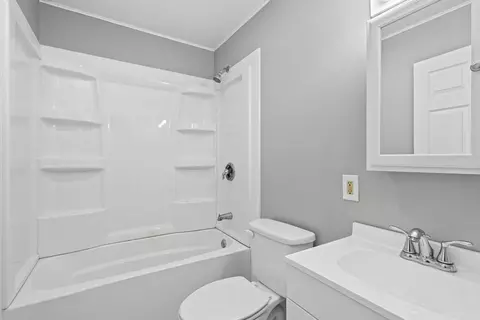 Bath - 68 S Laurel Rd, Kankakee, IL 60901 photo 1 of 1