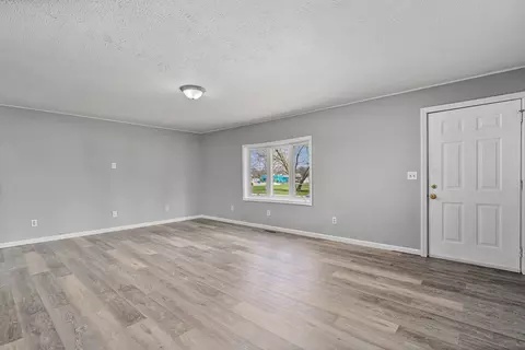 Living - 68 S Laurel Rd, Kankakee, IL 60901 photo 2 of 3