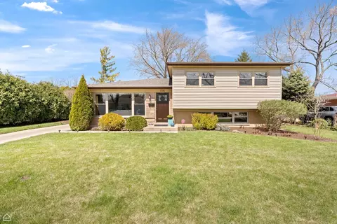 1716 W Myrtle Dr, Mount Prospect, IL 60056