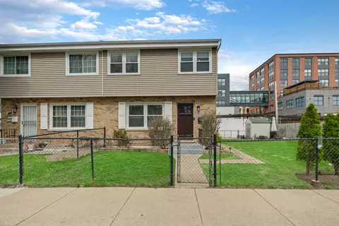 2469 N Linden Pl, Chicago, IL 60647