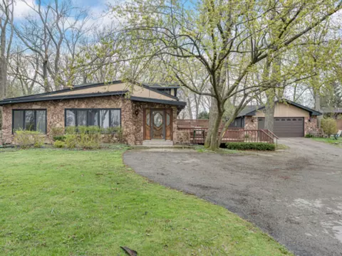 8738 W 103rd St, Palos Hills, IL 60465
