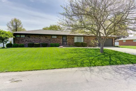 217 Eldorado Dr, Tuscola, IL 61953