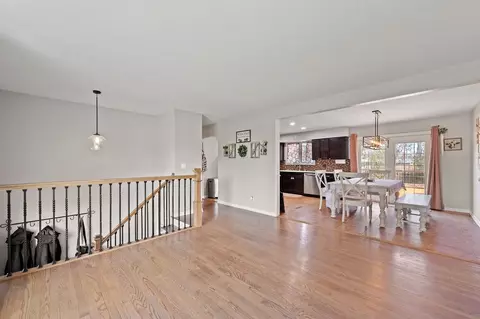 Entry Way - 516 E Turner Ave, Roselle, IL 60172 photo 1 of 2