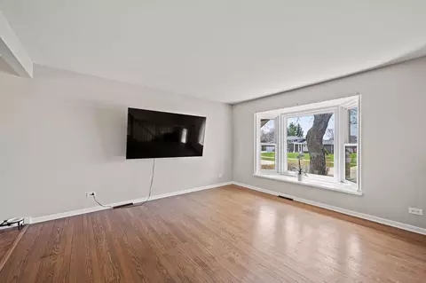 Living - 516 E Turner Ave, Roselle, IL 60172 photo 3 of 4