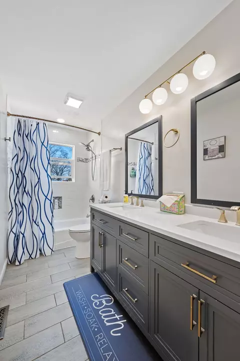 Bath - 516 E Turner Ave, Roselle, IL 60172 photo 3 of 3