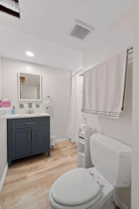 Bath - 516 E Turner Ave, Roselle, IL 60172 photo 1 of 3