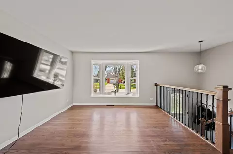 Living - 516 E Turner Ave, Roselle, IL 60172 photo 2 of 4