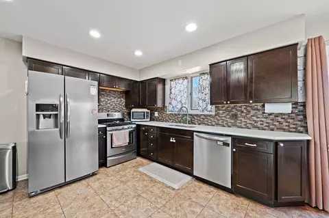 Kitchen - 516 E Turner Ave, Roselle, IL 60172 photo 1 of 3