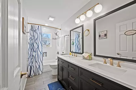 Bath - 516 E Turner Ave, Roselle, IL 60172 photo 2 of 3