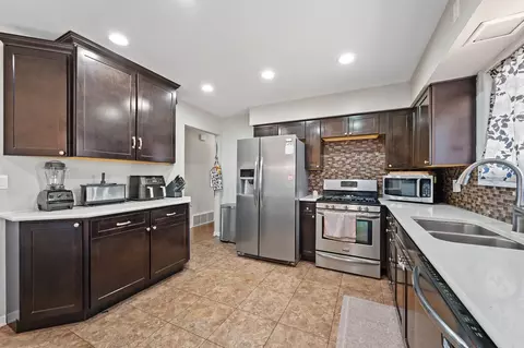 Kitchen - 516 E Turner Ave, Roselle, IL 60172 photo 2 of 3