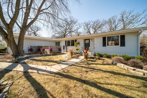 915 Royal Dr #A1, Mchenry, IL 60050
