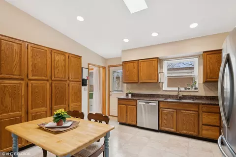 Kitchen - 418 Warren Rd, Glenview, IL 60025 photo 3 of 3