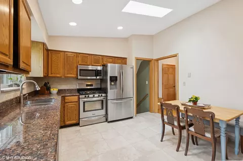 Kitchen - 418 Warren Rd, Glenview, IL 60025 photo 2 of 3