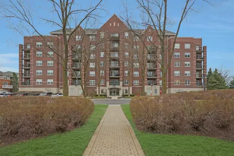 470 W Mahogany Ct #202, Palatine, IL 60067