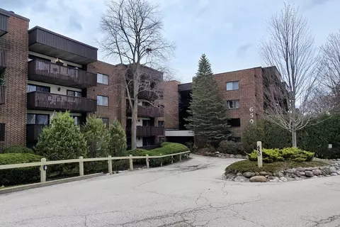 650 Whitney Ct #202, Gurnee, IL 60031