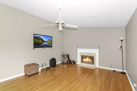 2687 Kettlehook Dr, Elgin, IL 60124 photo 9