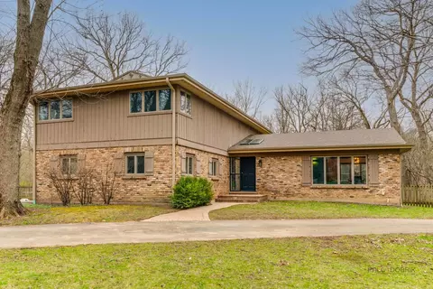1209 Oak Trail Dr, Libertyville, IL 60048
