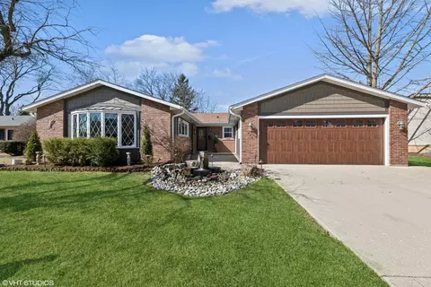 924 N Topanga Dr, Palatine, IL 60074