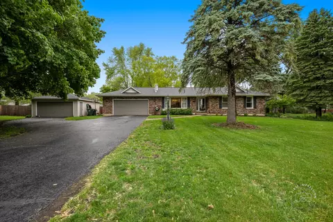 17 S Cypress Dr, Bristol, IL 60512