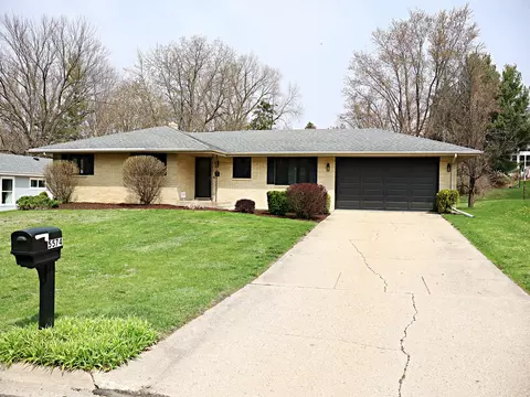 5574 Knollwood Rd, Rockford, IL 61107