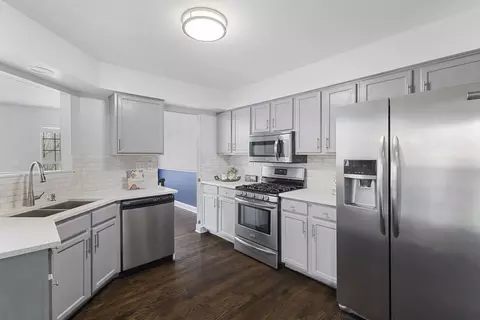 Kitchen - 347 Cimarron Rd E, Lombard, IL 60148 photo 1 of 2