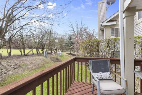 Exterior - 347 Cimarron Rd E, Lombard, IL 60148 photo 4 of 5
