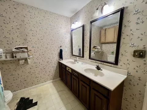 Bath - 917 S Linden St, Normal, IL 61761 photo 2 of 3