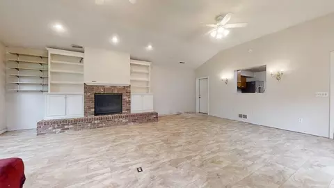 Living - 917 S Linden St, Normal, IL 61761 photo 3 of 4