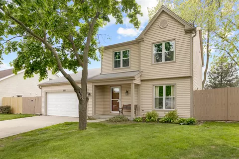 585 Kensington Ct, Roselle, IL 60172