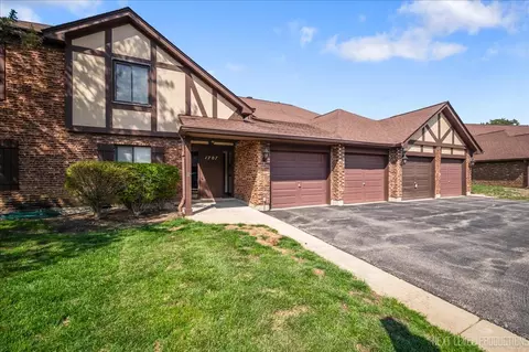 1707 Lakecliffe Dr #C, Wheaton, IL 60189