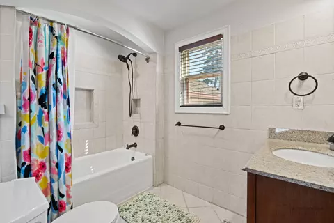 Bath - 507 Wing Park Blvd, Elgin, IL 60123 photo 2 of 2