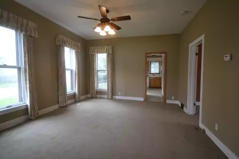 Living - 163 Oak St, Elgin, IL 60123 photo 1 of 4