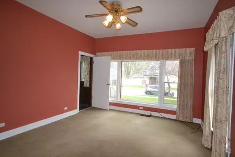 Living - 163 Oak St, Elgin, IL 60123 photo 3 of 4