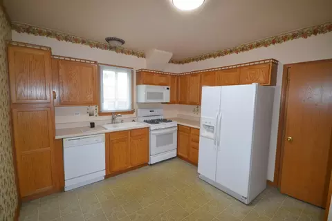 Kitchen - 163 Oak St, Elgin, IL 60123 photo 1 of 4