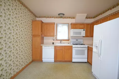 Kitchen - 163 Oak St, Elgin, IL 60123 photo 2 of 4