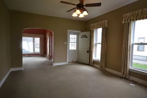 Living - 163 Oak St, Elgin, IL 60123 photo 2 of 4