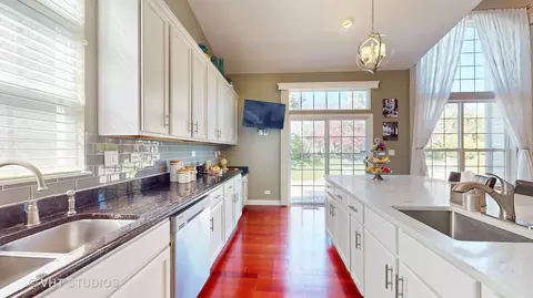 Kitchen - 811 Commons Rd, Naperville, IL 60563 photo 4 of 7