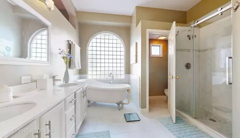 Bath - 811 Commons Rd, Naperville, IL 60563 photo 2 of 7