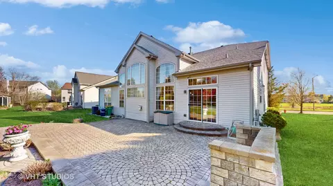 Exterior - 811 Commons Rd, Naperville, IL 60563 photo 4 of 4