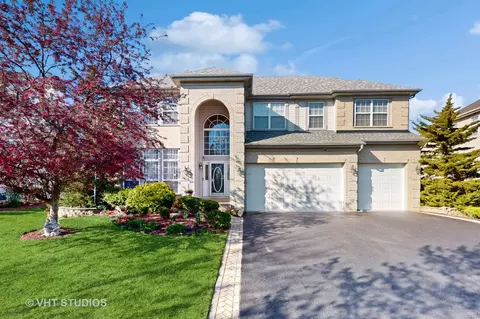 811 Commons Rd, Naperville, IL 60563