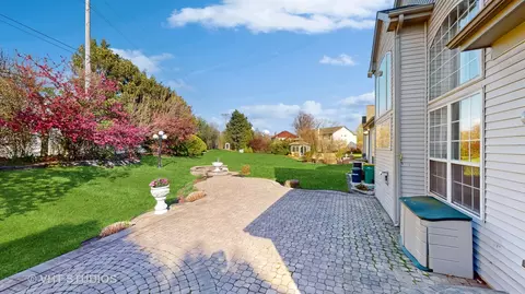 Exterior - 811 Commons Rd, Naperville, IL 60563 photo 3 of 4