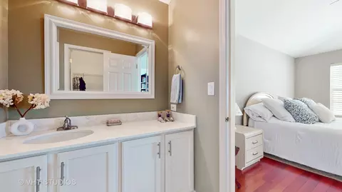 Bath - 811 Commons Rd, Naperville, IL 60563 photo 4 of 7