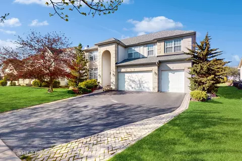 Exterior - 811 Commons Rd, Naperville, IL 60563 photo 2 of 4