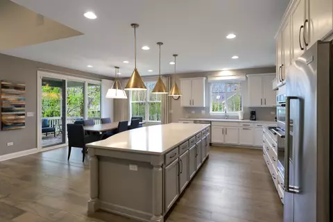 Kitchen - 11 Somerset Cir, Wheaton, IL 60189 photo 2 of 5